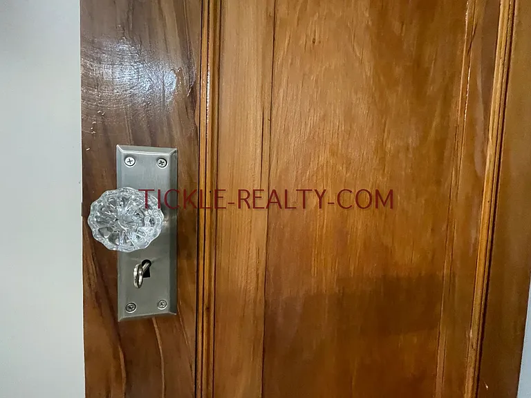 Upper Monroe - All Utilities Included — Photo 17
