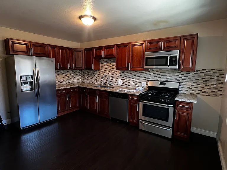 1325 E 7th St #9 — Photo 2