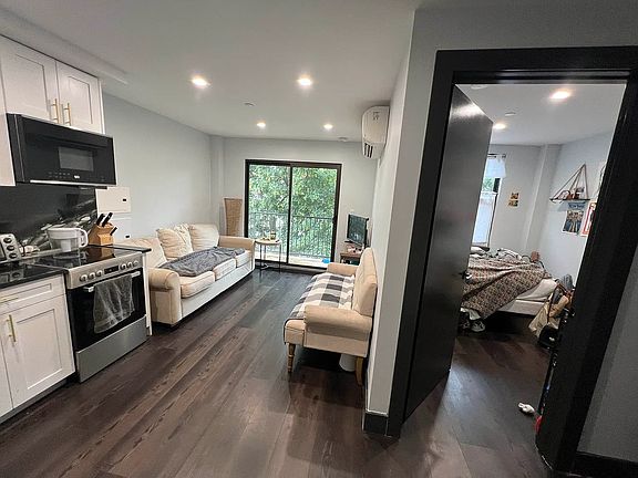 3rd image of 870 New York Ave #7