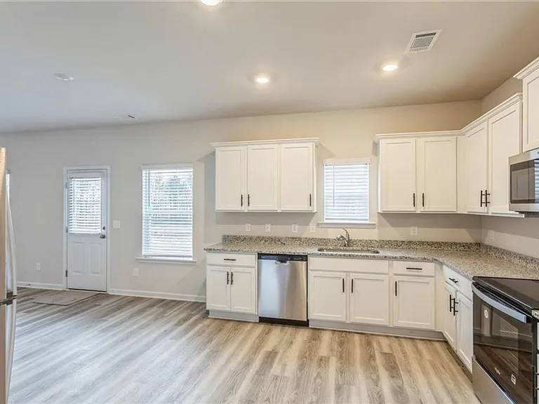 626 Mackenzie Cv — Photo 3