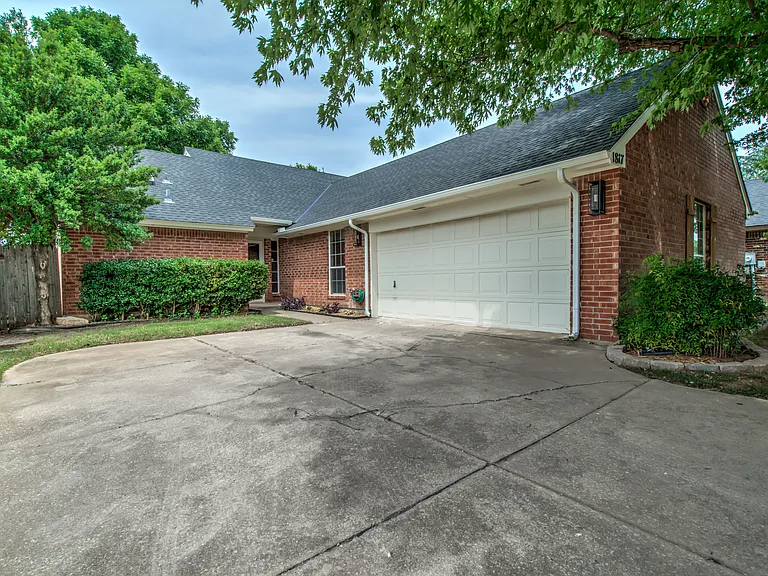 1817 Victoria Dr — Photo 4