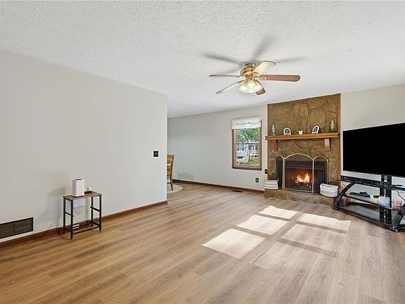 5th image of 190 Lori Ln
