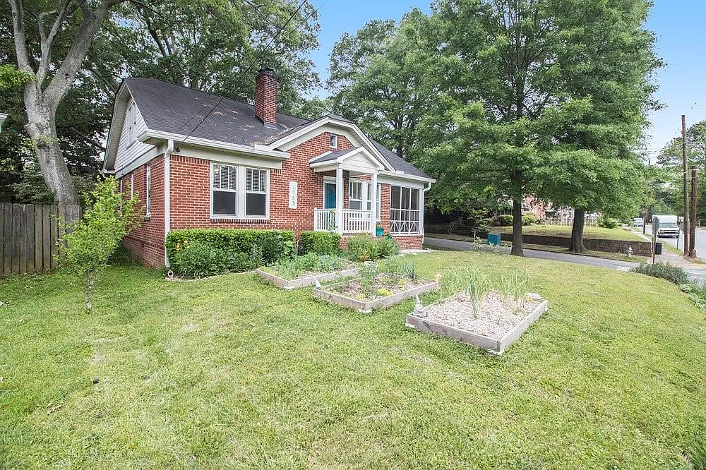 3 bed, 2.0 bath, 1659 sqft, $1,995 — Photo 3