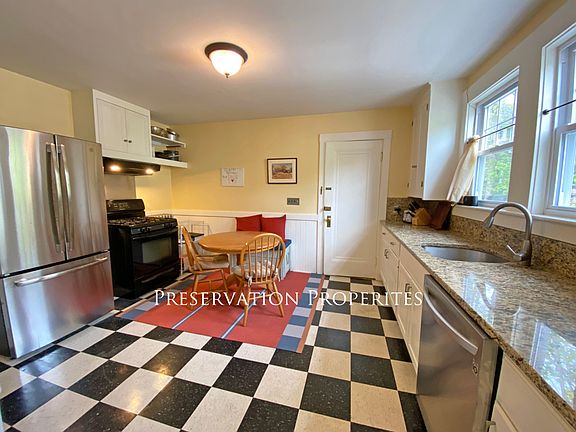 5th image of 331 Lowell Ave
