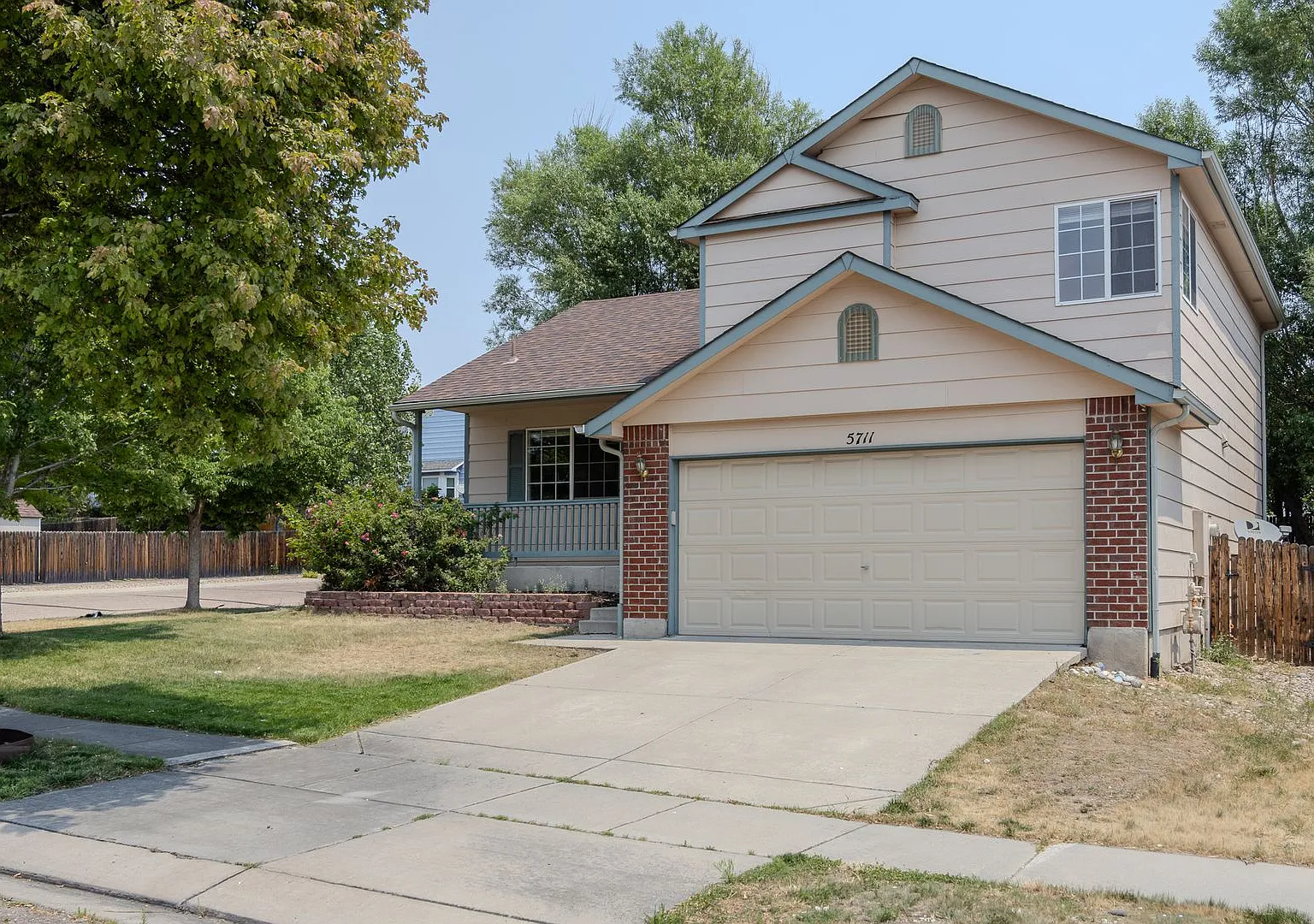 Large Stetson Hills Home! — Photo 2
