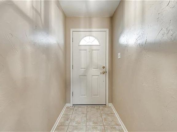 3rd image of 2810 Columbine Dr