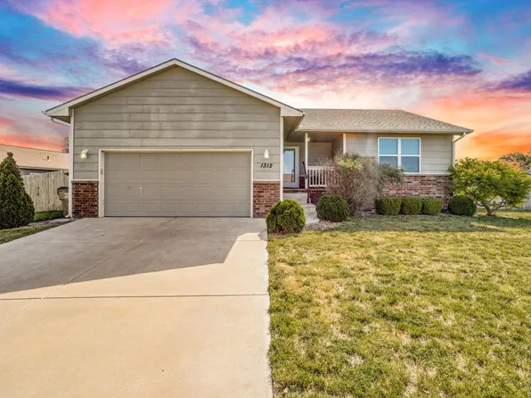 1312 Westover Ln, Hesston, KS 67062