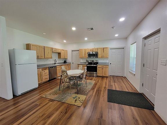 5th image of 2913 NE 120th St