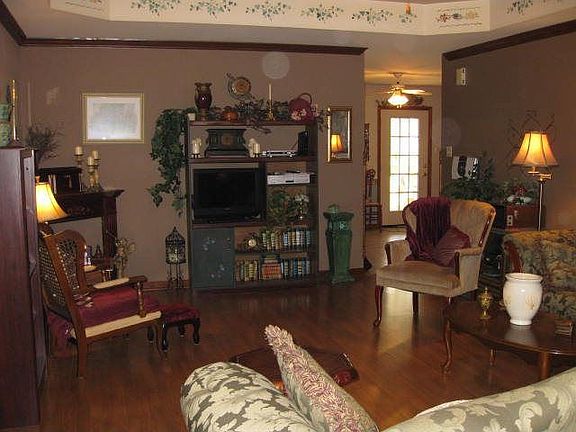 2nd image of 407 Woodfield Blvd