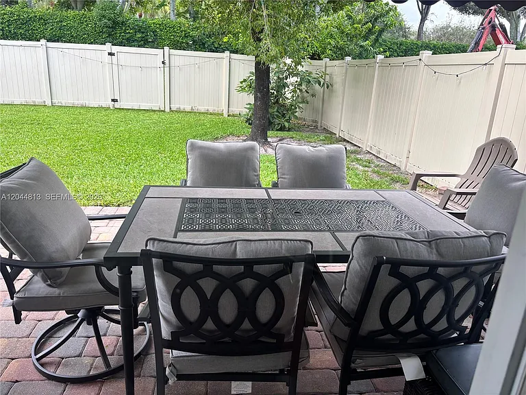 9109 Dupont Pl — Photo 10