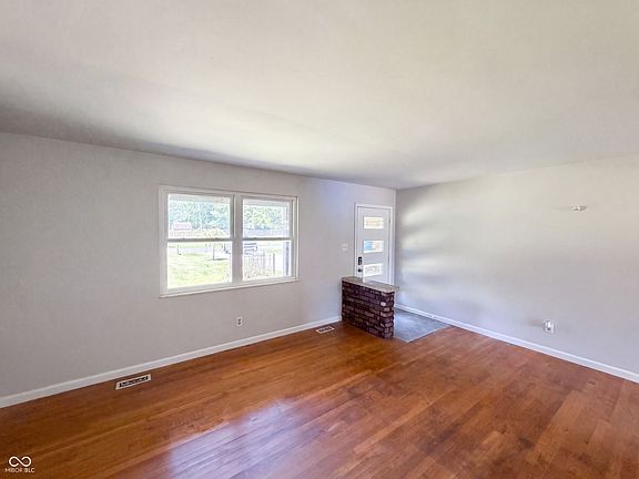 3rd image of 2883 S Wollenweber Rd