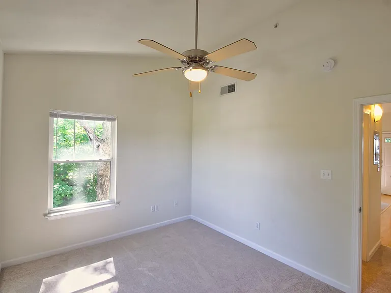 Scholar's Quad Collegiate Apartments — Photo 19