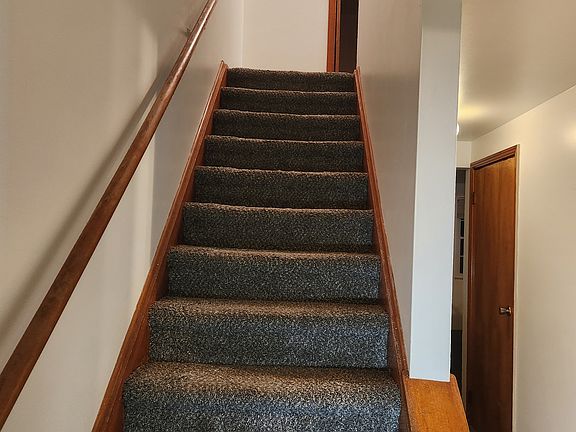 2nd image of 139 Whitestown Vlg APT B