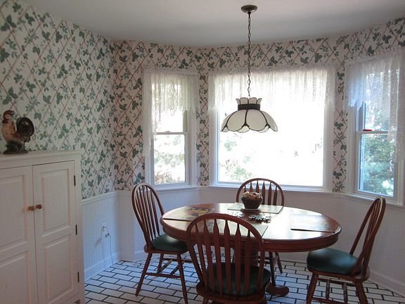 Breakfast Nook/Dinette Area