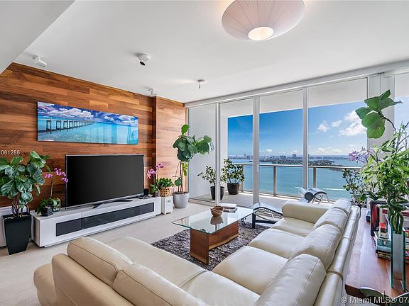 4th image of 2020 N Bayshore Dr APT 3405