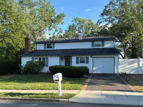12 Executive Road, Selden, NY 11784