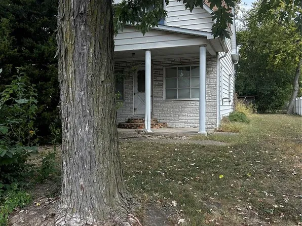 318 N Cedar St, Nokomis, IL 62075