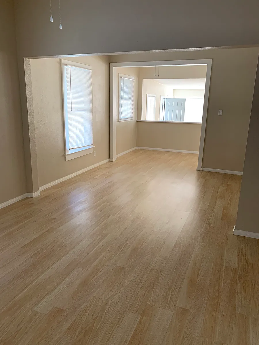 Building Photo - 313 E Kimball Ave