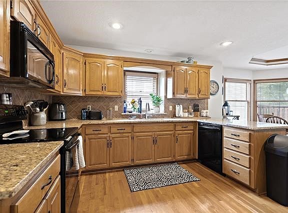 4th image of 3208 S Black Forest Ave