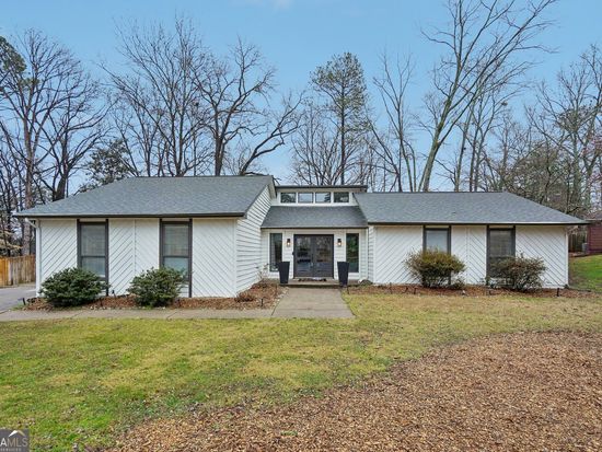 2745 Shadow Pine Dr, Roswell, GA 30076