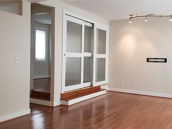 4th image of 1714 W Cary St #U1