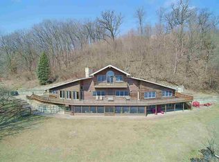 1800 Deer Crk E, Clinton, IA 52732