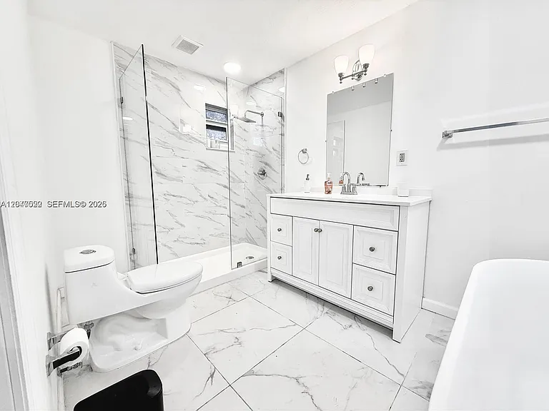 947 NE 149th St — Photo 11