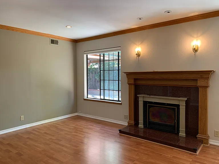 Spacious living room (left view)