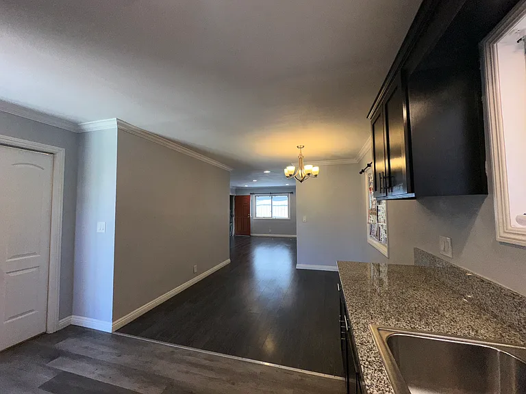 10220 S Van Ness Ave — Photo 7