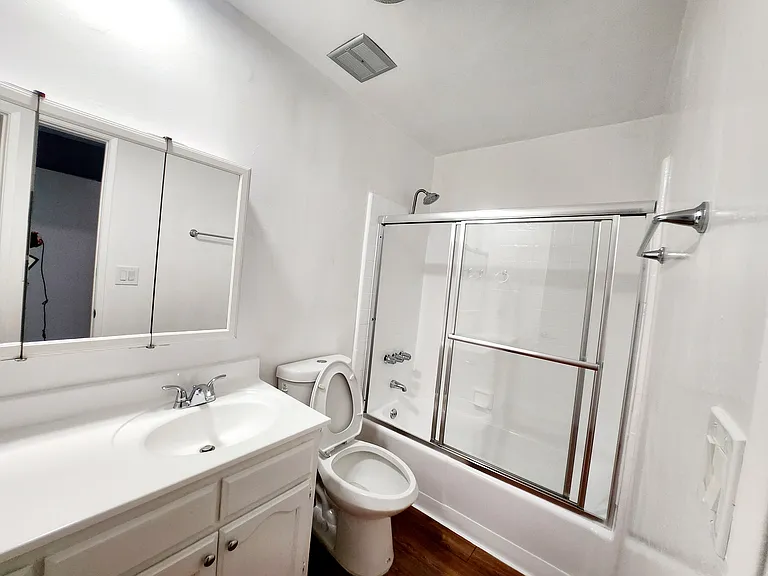 425 N Hobart Blvd — Photo 56