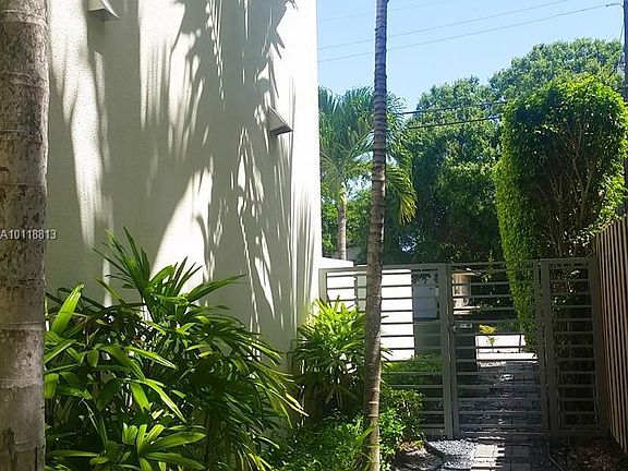 3rd image of 723 SE 13th St #7