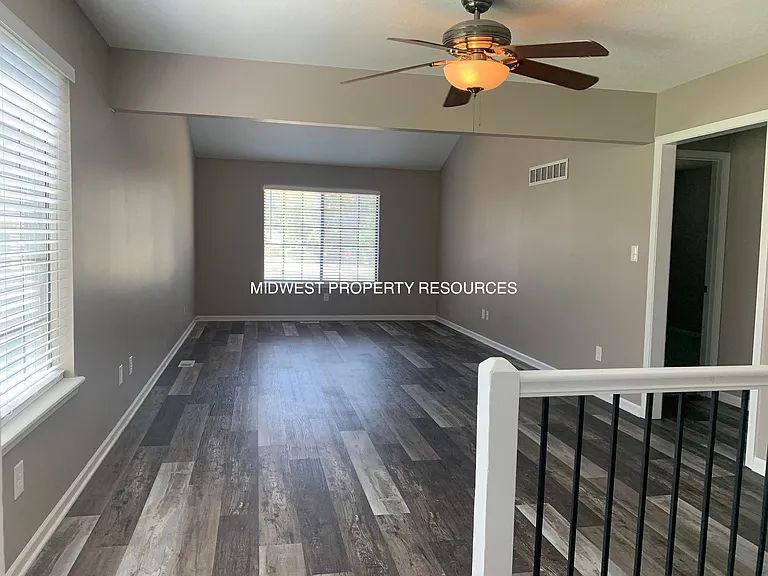 202 NW Market Pl #B — Photo 4