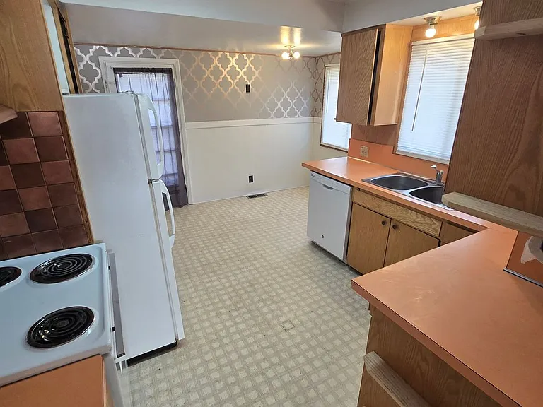 1000 California Ave — Photo 3