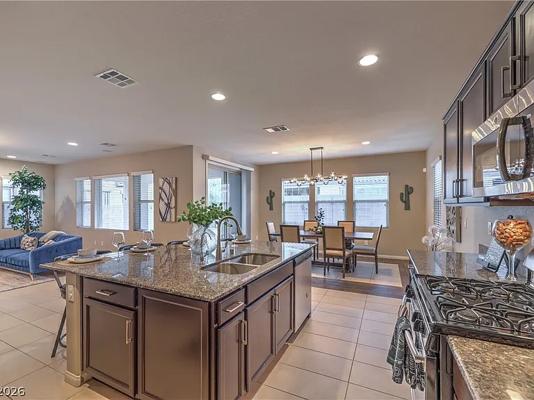3213 Molinos Dr — Photo 6