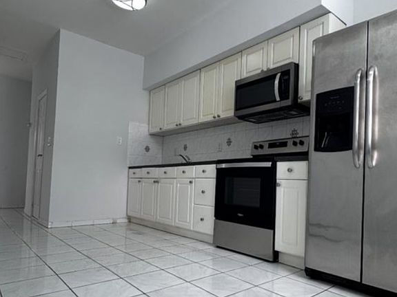 4th image of 6116 Broadway
