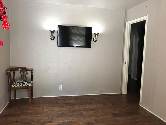 2nd image of 1010 W Pleasure Ave
