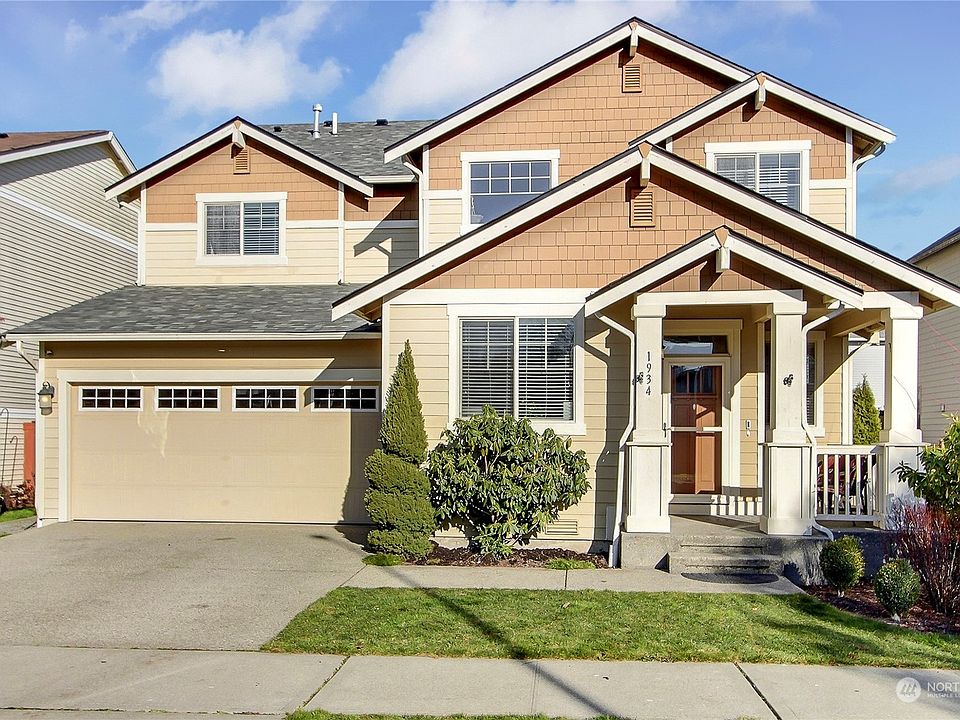 Front view of home, talk about curb appeal!>