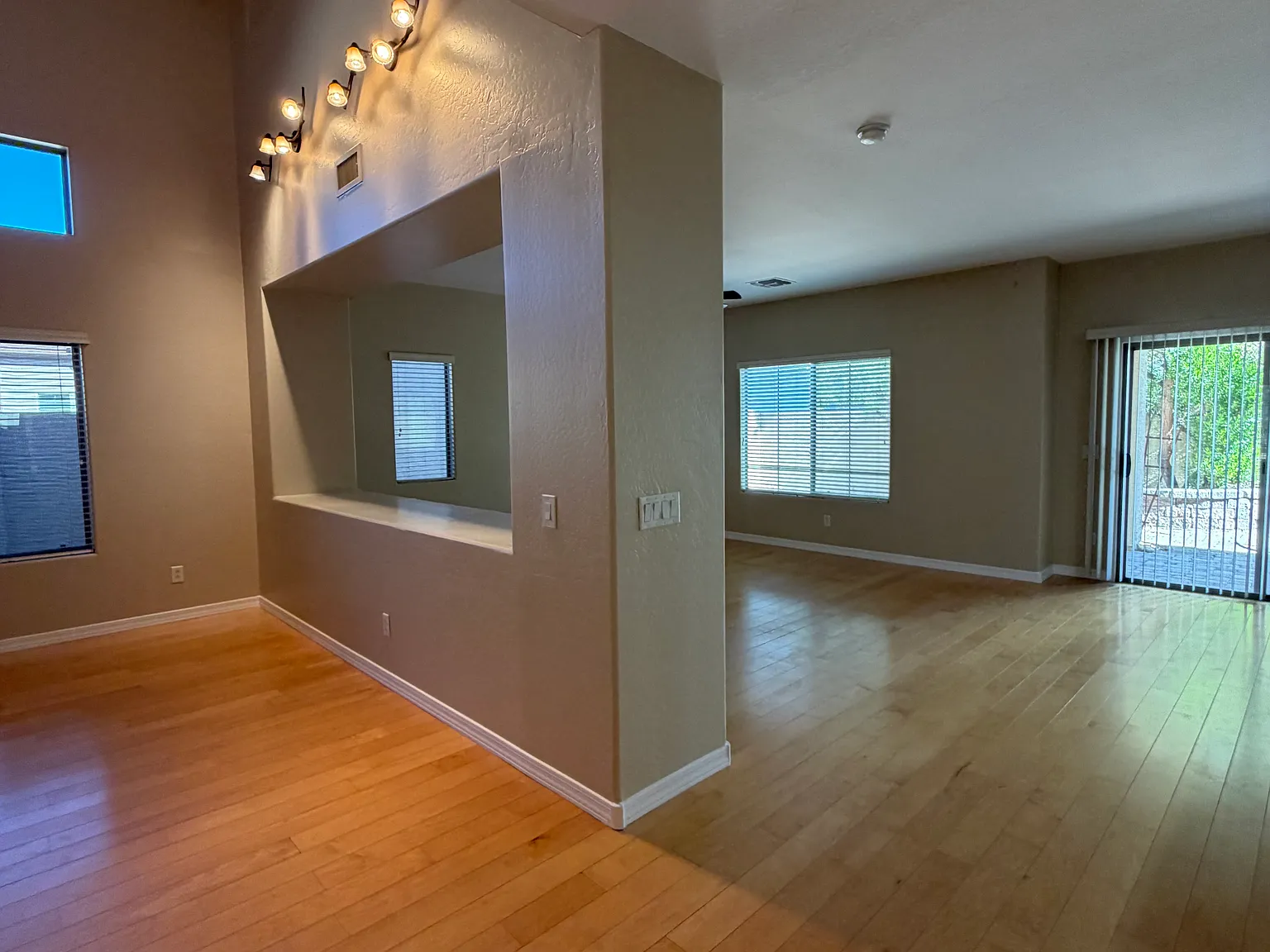 4 bed, 2053 sqft, $2,500 — Photo 4