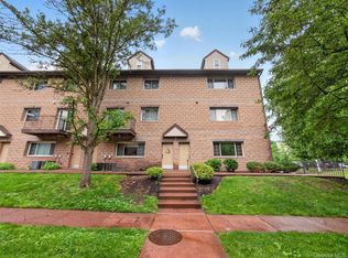 8 Klint Court, Nanuet, NY 10954