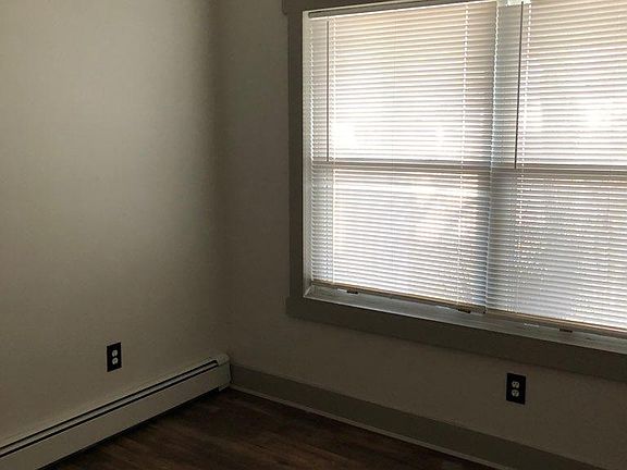 4th image of 21 E Bayview Ave