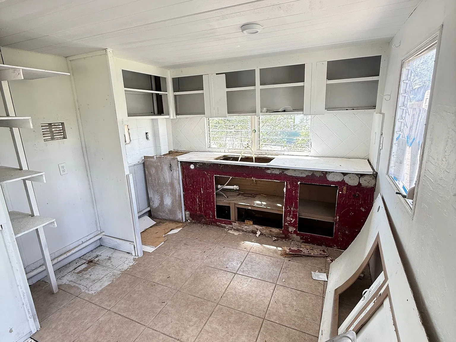 Handyman Special Mobile Home 1bed 1 Bath — Photo 4