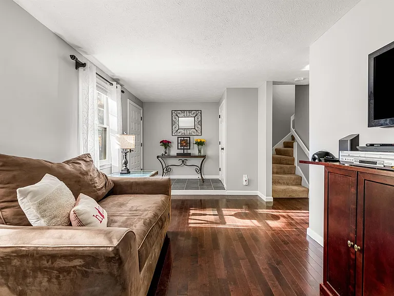 27 Glastonbury Dr — Photo 9