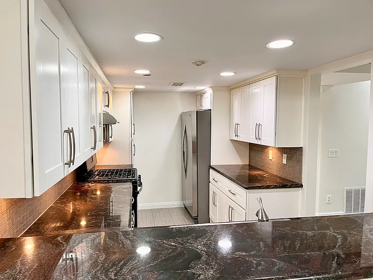 500 E Del Mar Blvd #30 — Photo 13