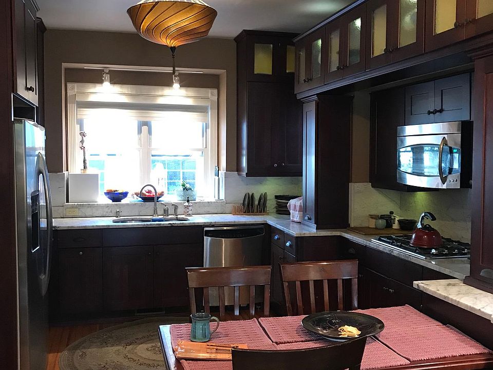 Spectacular kitchen with a view of the garden/back yard while you stand at the sink. Remote control Silouette shades.