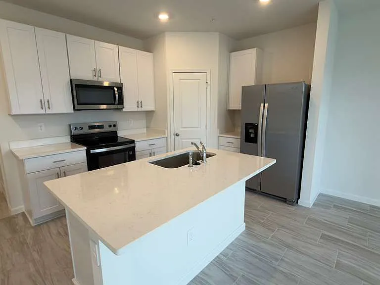 613 Salisbury Cir — Photo 3