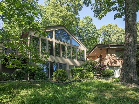4th image of 235 Mountainside Rd