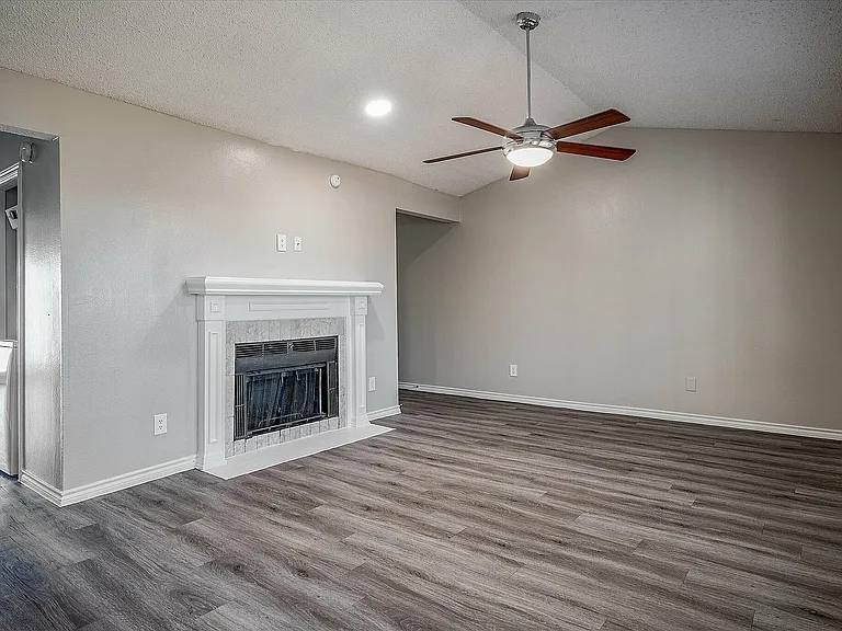 Lavish - Livingroom (2nd floor)