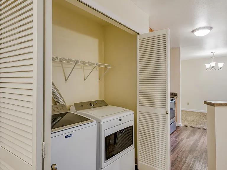 Sunset Summit Apartments — Photo 34