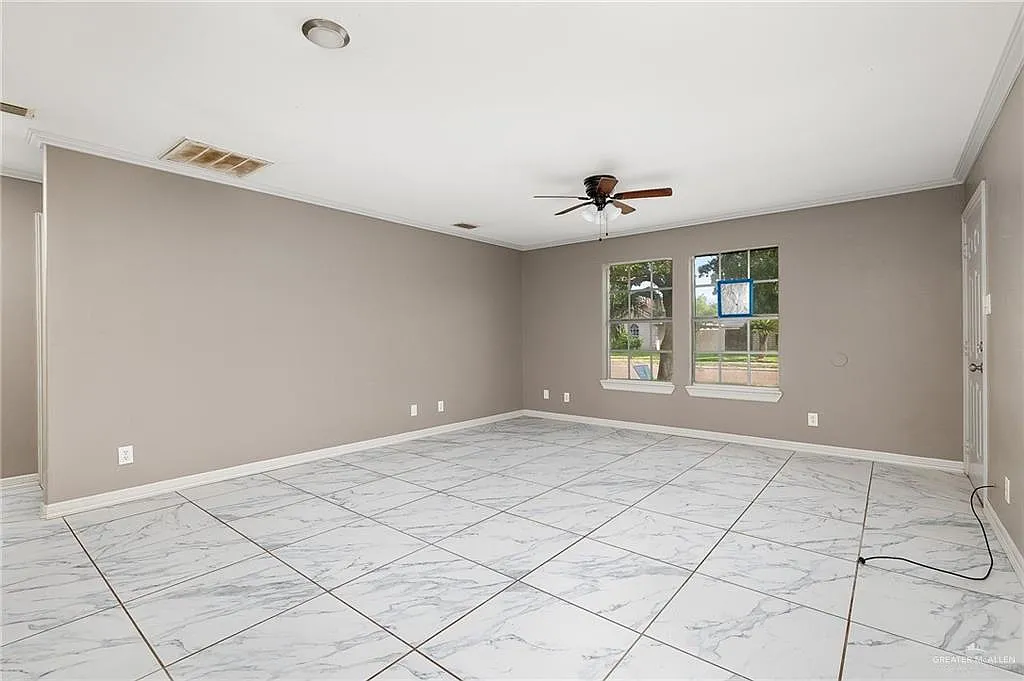 3 bed, 1.0 bath, 955 sqft, $1,150 — Photo 3
