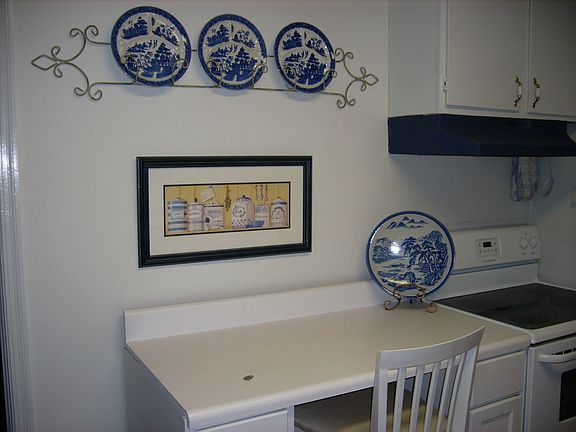 eatiing bar in kitchen